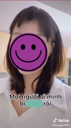 Sau một lúc, cô mở mắt ra, nhìn thấy tóc mái vừa ngắn vừa không đều nên tỏ thái độ không hài lòng, liền nói với chồng: “Anh muốn tôi ra ngoài với bộ dạng này hả”.