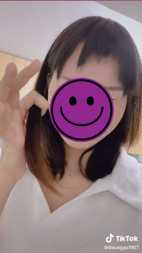 Nghe chồng nói vậy, người vợ từ từ mở mắt ra, nhìn cái đầu trọc của mình trong gương, trong lòng cảm thấy suy sụp ngay tức khắc. Cô tức giận nói không nên lời, nhắm mắt hối hận vì sao dễ dàng tin tưởng chồng mình đến vậy, trao mái tóc dài đen nhánh vào tay chồng để giờ nhận quả đầu trọc lóc. Với kiểu tóc này, cô lo lắng không biết làm sao để đi làm, còn đi đón con nữa.