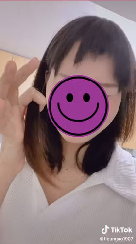 Nghe chồng nói vậy, người vợ từ từ mở mắt ra, nhìn cái đầu trọc của mình trong gương, trong lòng cảm thấy suy sụp ngay tức khắc. Cô tức giận nói không nên lời, nhắm mắt hối hận vì sao dễ dàng tin tưởng chồng mình đến vậy, trao mái tóc dài đen nhánh vào tay chồng để giờ nhận quả đầu trọc lóc. Với kiểu tóc này, cô lo lắng không biết làm sao để đi làm, còn đi đón con nữa.