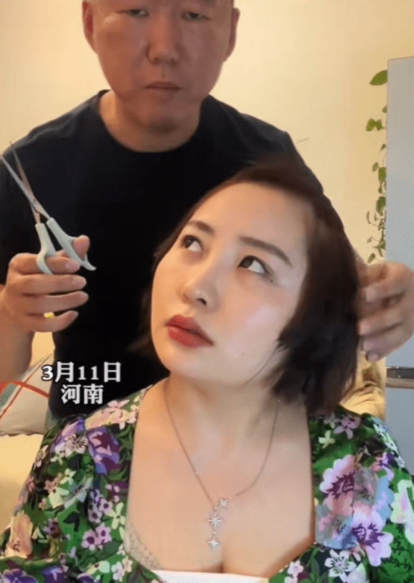 Được biết, người vợ muốn chồng chở đi cắt tóc mái nhưng anh lại lười không muốn đi và xung phong nói: “Chỉ vì ba cái chuyện cỏn con này mà phải tốn công tới tiệm cắt tóc sao. Thực ra, trước khi gặp em, anh từng học cắt tóc một thời gian. Anh cũng từng đứng ra cắt tóc cho khách rồi đấy”.