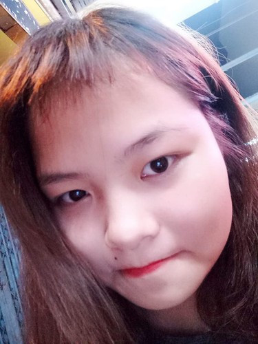 Nhìn mái tóc xấu xí trong gương, người vợ chỉ có thể bất lực tiếp tục nhắm mắt lại. Sau một lúc loay hoay, mái tóc đen dài của người vợ cũng biến thành tóc ngắn. Hài lòng với tay nghề của mình, người chồng đánh thức vợ đang ngủ say và hỏi vợ có hài lòng không?