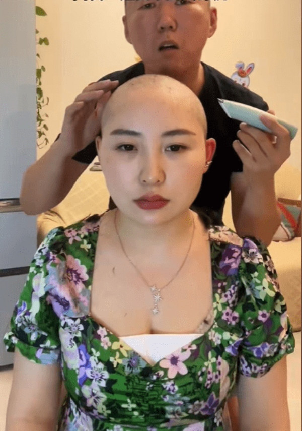 Người vợ nghi ngờ nói: “Ồ vậy hả anh! Nhưng mà nhà mình không có dụng cụ nào để cắt tóc cả”.