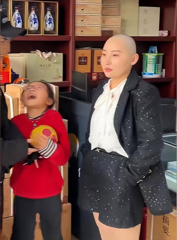 Anh đội cái bát lên đầu vợ mình, sẵn sàng “bắt tay vào việc”. Thấy dụng cụ chồng chuẩn bị hành nghề, người vợ lo lắng hỏi: “Cái này liệu có làm được không đấy”. Anh chồng quả quyết trấn an vợ: “Em đừng lo! Anh nhất định sẽ làm em đẹp lên”.