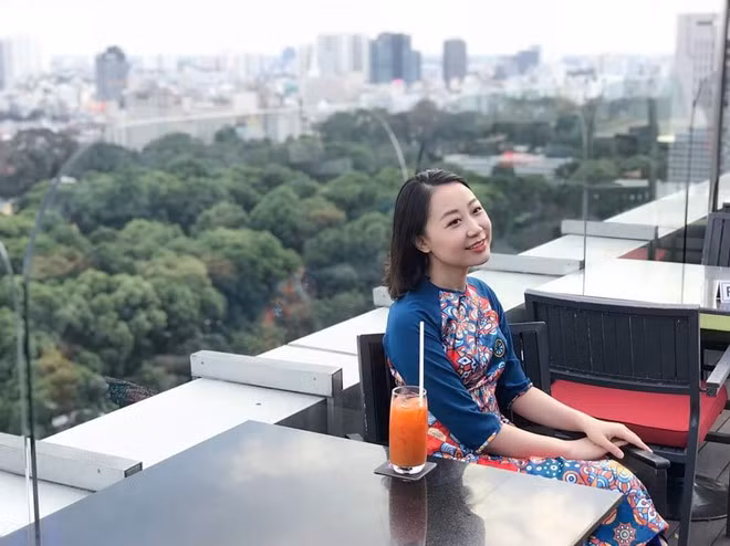 Bích Hường vốn sỡ hữu gương mặt rạng rỡ, phúc hậu. Vì công việc là tiếp viên nên nụ cười của cô gái dường như không bao giờ tắt trên môi, lúc nào cũng mang đến người đến diện sự ấm áp và dễ chịu.