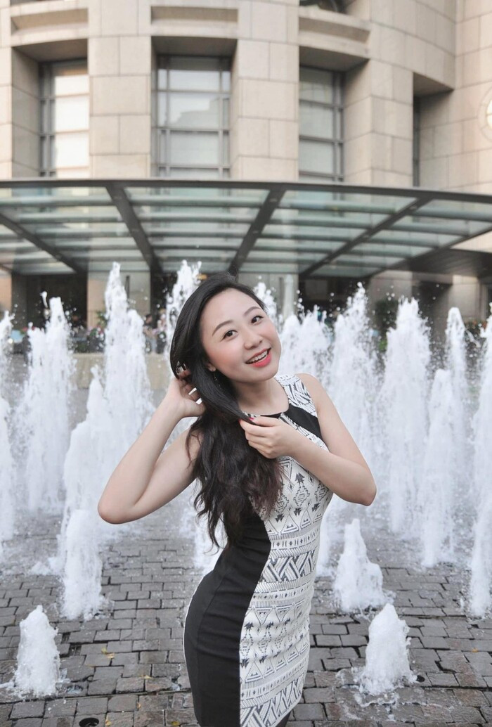 Sau vụ tai nạn bị xe Mercedes tông, người xe ôm không may đã qua đời còn Bích Hường được chẩn đoán là vỡ xương chậu, gãy chân, trật khớp bàn chân và rách trán.