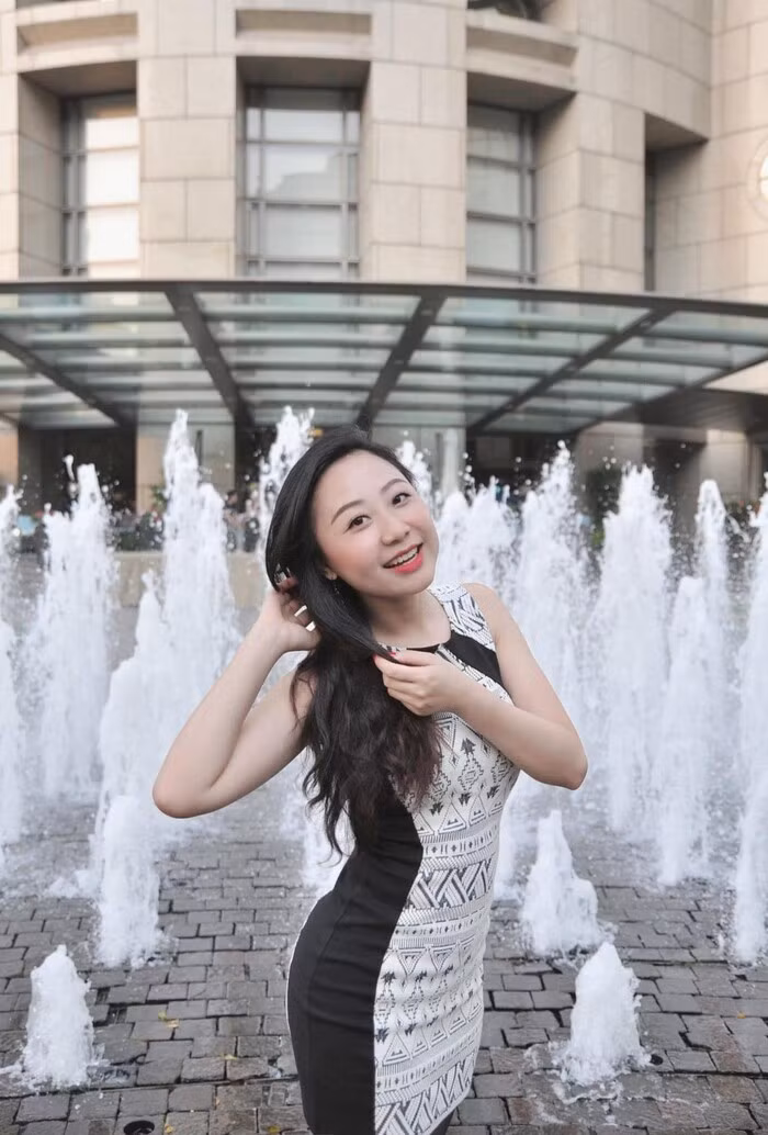 Sau vụ tai nạn bị xe Mercedes tông, người xe ôm không may đã qua đời còn Bích Hường được chẩn đoán là vỡ xương chậu, gãy chân, trật khớp bàn chân và rách trán.