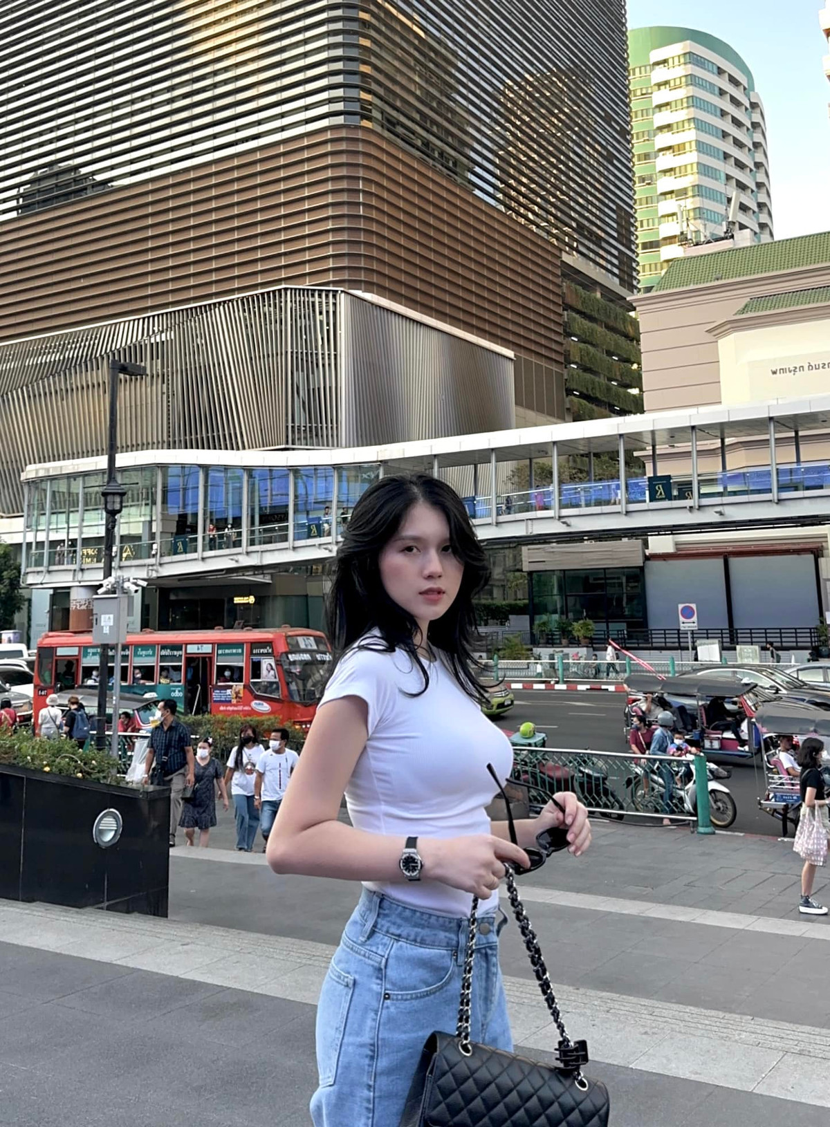 Tố Uyên lấy lại vóc dáng rất nhanh sau kỳ sinh nở. Khi em bé đầy tháng, cô nàng đã xuất hiện với body thon gọn, thần thái tươi trẻ.