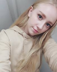 Dù không còn mấy nổi bật như thời còn 14 -15 tuổi nhưng Simoe vẫn được nhiều người chú ý và cho rằng "thiên thần Đan Mạch" đã dạy thì thành công.