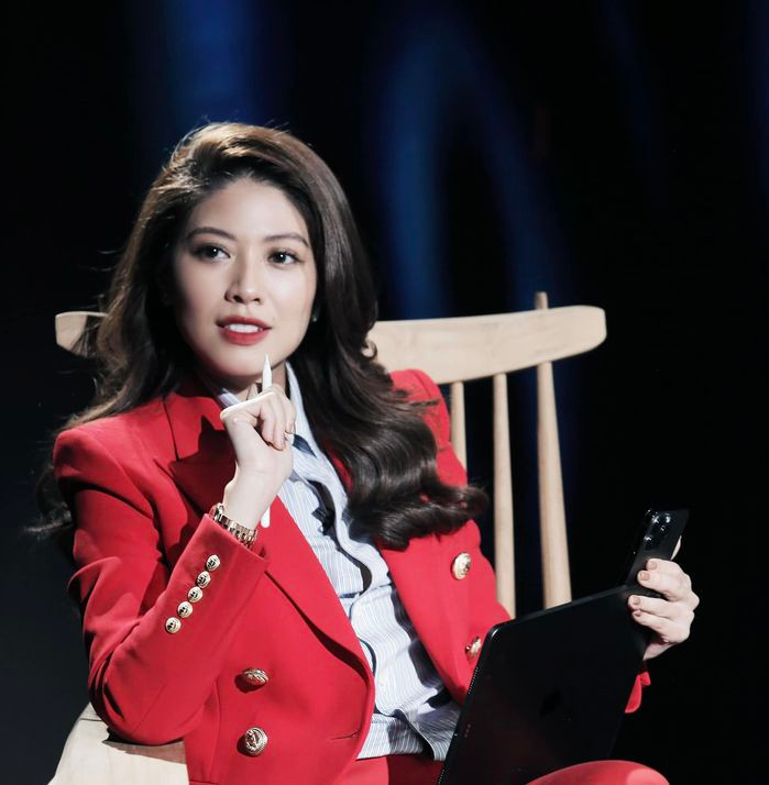 Dân mạng không ngớt lời khen ngợi đối với hình ảnh mới mẻ này của nữ MC 8X. Đây được xem là lần hiếm hoi cô nàng đổi mái tóc khá lạ mắt này, tuy nhiên nó vẫn rất phù hợp với gương mặt sắc nét của người đẹp Hà thành.