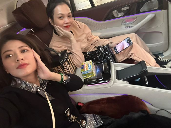 Khi xuất hiện ở trường quay hay nhà đài, người đẹp gốc Hà thành luôn được bắt gặp diện trên người những phụ kiện, trang sức đắt đỏ, bộn tiền lên đến hàng tỷ đồng.