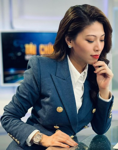 Dù không khoe mẽ về cuộc sống đời tư song với phong cách cởi mở, phóng khoáng, chiều chuộng bản thân của mình, dân tình cũng phần nào ngầm hiểu độ giàu có vốn có của nữ MC 8X này.