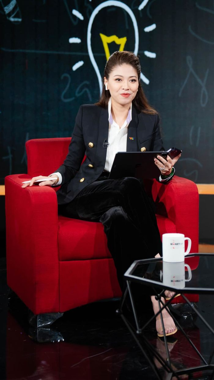 “Nữ BTV giàu nhất VTV” khoe tóc mới được khen trẻ hơn chục tuổi “Nu BTV giau nhat VTV” khoe toc moi duoc khen tre hon chuc tuoi