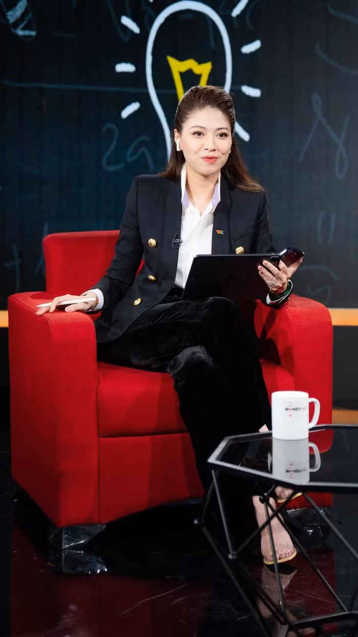 “Nu BTV giau nhat VTV” khoe toc moi duoc khen tre hon chuc tuoi