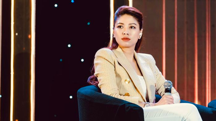 Điểm nhấn của Dương Ngọc Trinh là gương mặt rất ăn ảnh, góc cạnh và có nhiều nét mạnh mẽ, cá tính của điện ảnh, vì thế cô nàng gần như "cân" được mọi thể loại kiểu tóc.