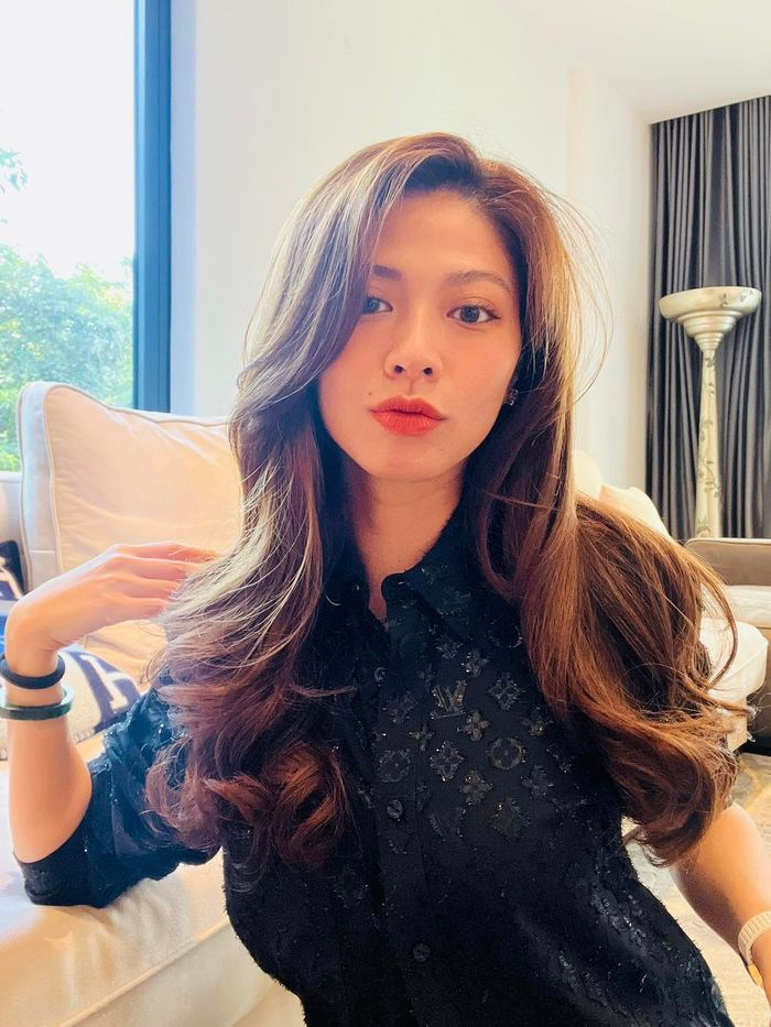 Nàng MC cũng là "con gái rượu" trong nhà vì thế cô nàng được học tập, vui chơi và có cuộc sống sung túc, đủ đầy từ nhỏ. Đó là lý do người đẹp 8X còn có biệt danh dí dỏm là "MC giàu nhất VTV".