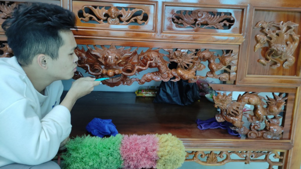 Rơi vào hoàn cảnh phải dọn nhà đón Tết, nhiều netizen để lại bình luận: ''Nhìn bộ bàn ghế mà thấy tức"...