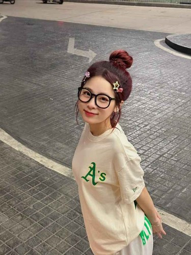 Bên cạnh đó, ViruSs đầy bất lực tâm sự: "Dù mọi người nói thế nào thì tớ cũng nhận. Dù mọi người nghĩ tớ tệ cũng được. Tớ quá tệ! Để có cái kết cho chuyện này. Rồi người nào hiểu tớ thì cũng sẽ hiểu tớ. Mọi người bảo tớ "cắm sừng", ok fine", như thế đi". 