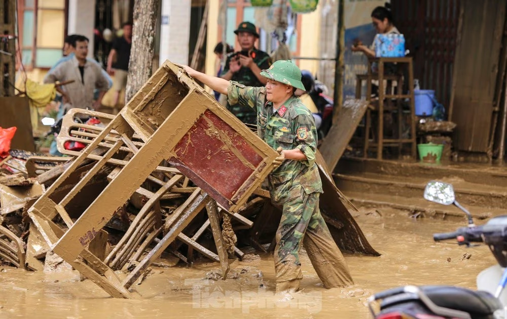 Ông Ngô Hạnh Phúc, Phó chủ tịch UBND tỉnh Yên Bái, đã trân trọng gửi lời cảm ơn sự quan tâm chỉ đạo của Bộ Tư lệnh Quân khu 2 và lãnh đạo các sư đoàn, lữ đoàn, trung đoàn thuộc Quân khu 2; trân trọng cảm ơn tình cảm và những nghĩa cử cao đẹp, thắm tình quân dân, sáng ngời phẩm chất "Bộ đội Cụ Hồ" của các cán bộ, chiến sĩ. Đồng thời mong muốn trong thời gian tới sẽ tiếp tục nhận được sự quan tâm, chia sẻ để Yên Bái sớm khắc phục hậu quả cơn bão số 3.