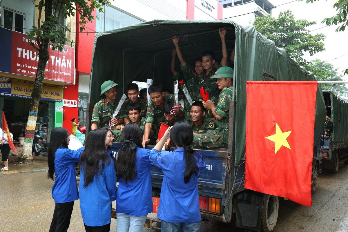 Được biết, sau trận mưa và ngập lụt do ảnh hưởng của bão số 3, hàng vạn cán bộ, chiến sĩ quân đội, công an và dân quân được huy động để khắc phục hậu quả tại tỉnh Yên Bái.