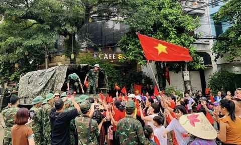 Cái nắm tay tạm biệt thắm đượm tình quân dân khiến ai chứng kiến đều xúc động nghẹn ngào.