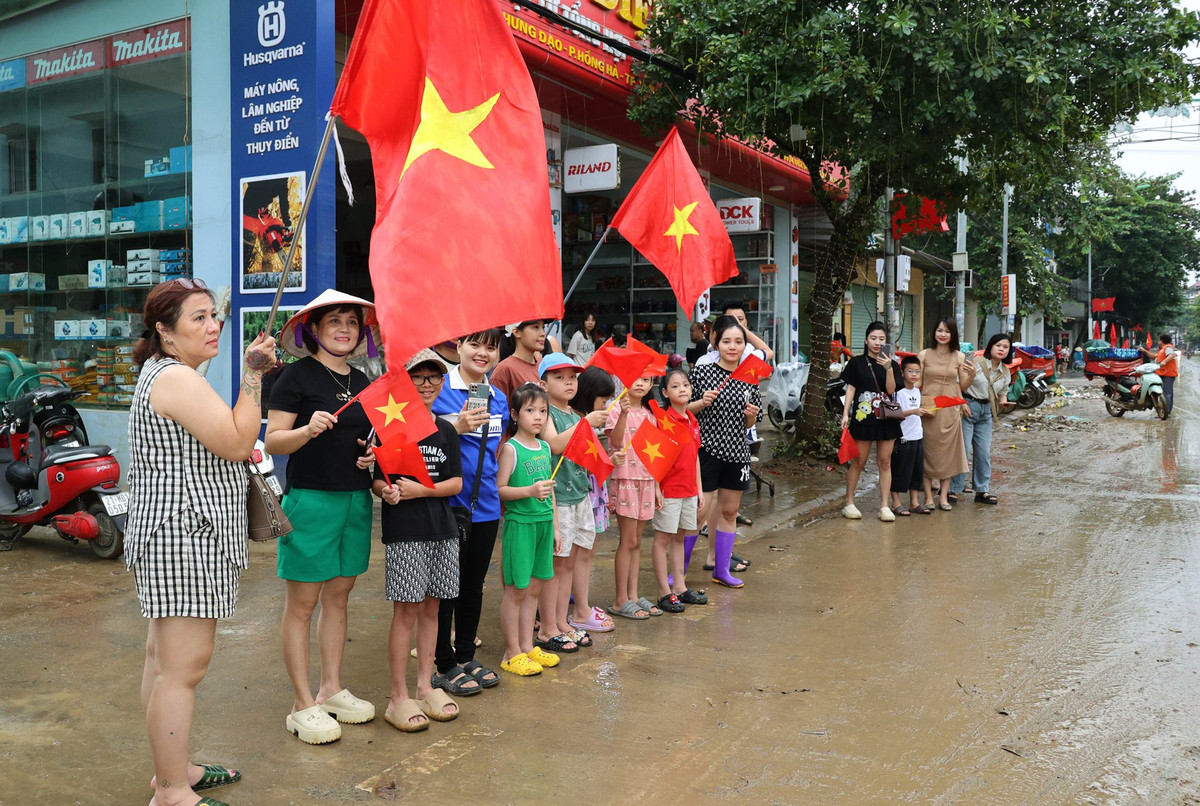 Chỉ riêng tại thành phố Yên Bái đã có hơn 3.500 cán bộ, chiến sĩ lực lượng vũ trang, chủ yếu đến từ các đơn vị Quân khu 2 tham gia hỗ trợ, giúp đỡ nhân dân khắc phục hậu quả thiên tai.