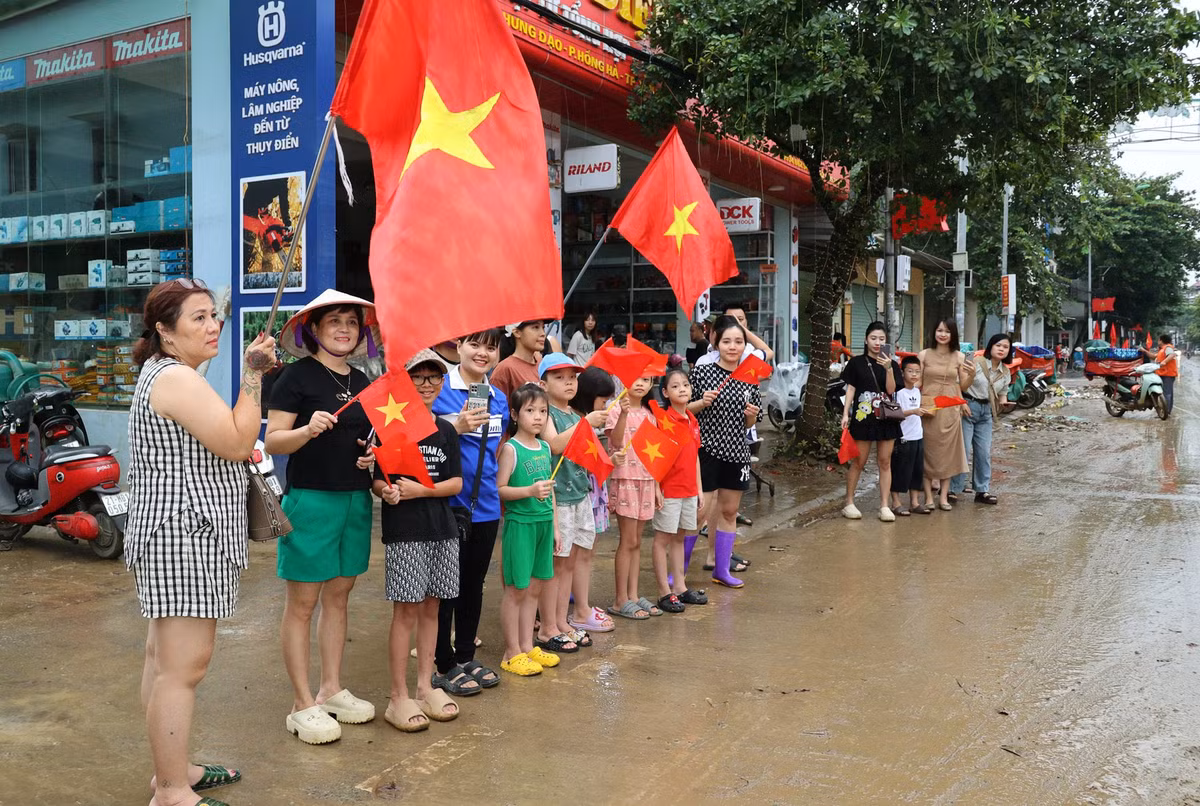 Chỉ riêng tại thành phố Yên Bái đã có hơn 3.500 cán bộ, chiến sĩ lực lượng vũ trang, chủ yếu đến từ các đơn vị Quân khu 2 tham gia hỗ trợ, giúp đỡ nhân dân khắc phục hậu quả thiên tai.