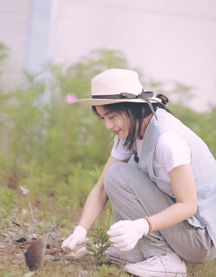 Đặc biệt, với những góc ảnh khoe “góc nghiêng thần thánh”, Nam Phương đẹp trong sáng, dịu dàng trong tà áo trắng thực sự khiến bao người phải ngẩn ngơ.