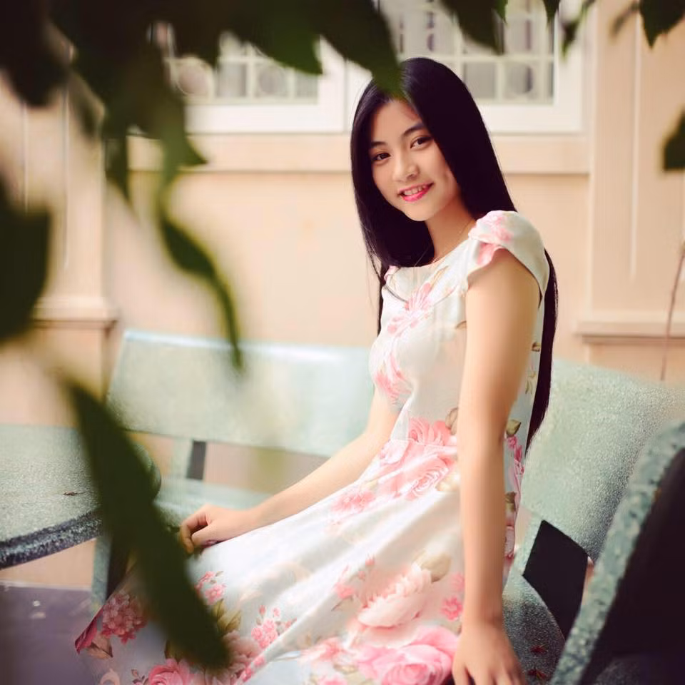 Không chỉ sở hữu vẻ đẹp “thiên thần”, cô nàng còn khiến mọi người thán phục với bảng thành tích học tập đáng nể suốt 12 năm ngồi trên ghế nhà trường.