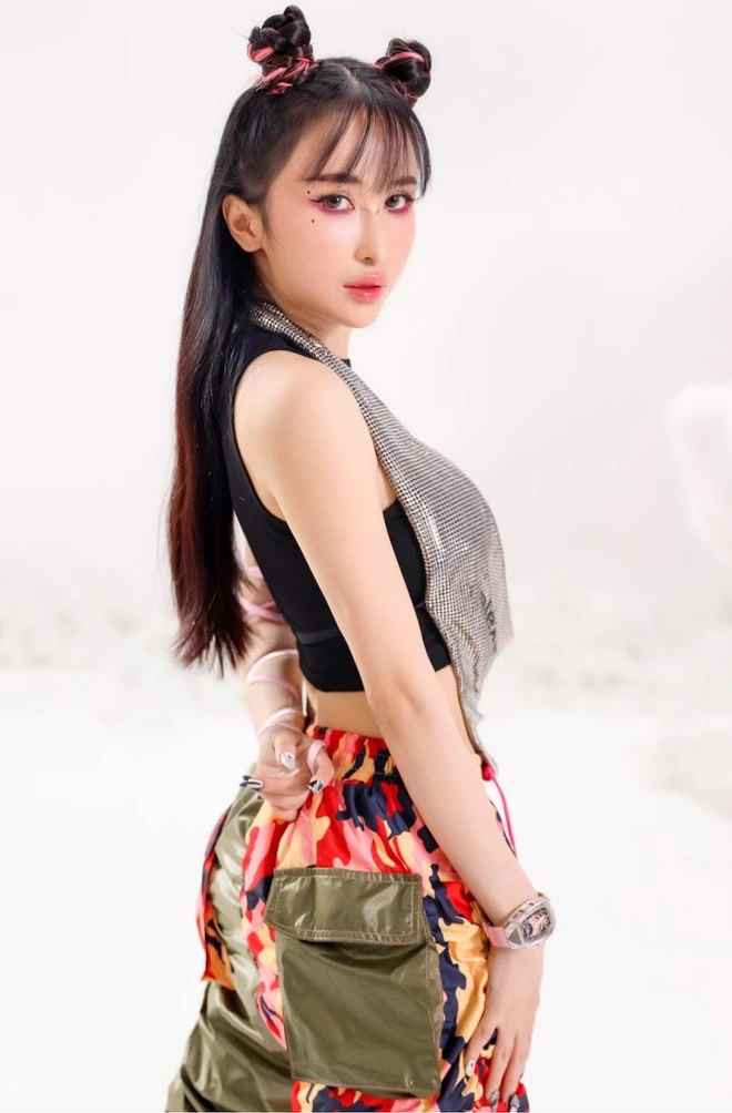 Dù không tiết lộ số tiền chi ra để quay MV, song nhiều người đoán số tiền mà Mina Phạm bỏ ra chắc là khủng vì độ hoành tráng, mượt mà chẳng khác gì... MV debut thật của ca sĩ mới nổi nào đó.