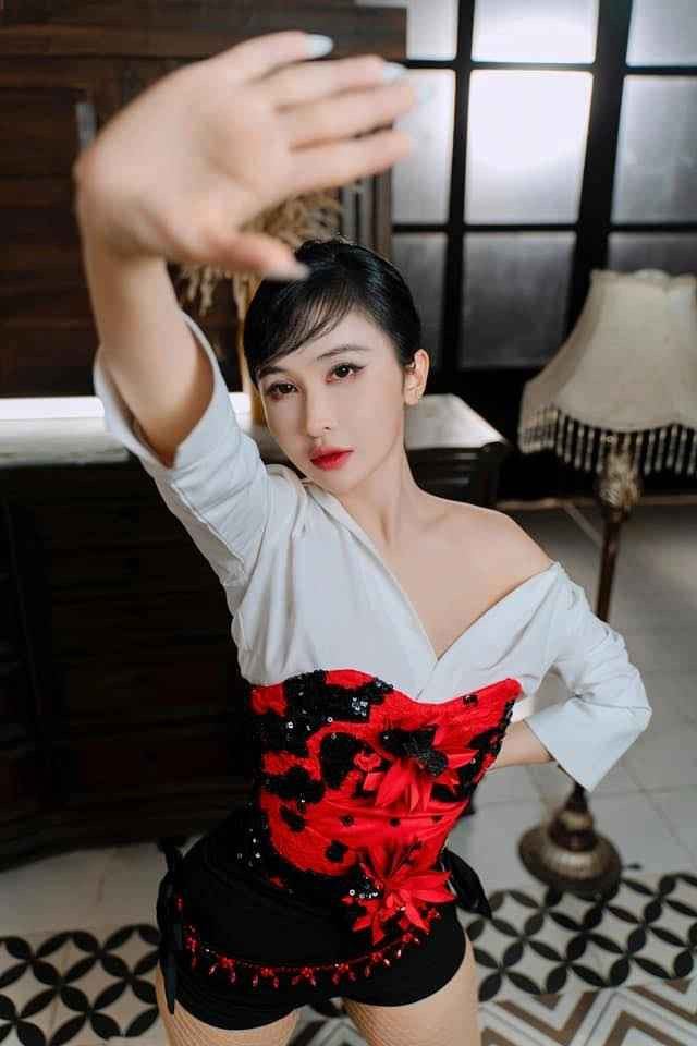 Bà xã đại gia ngành nhựa mạnh tay chi tiền quay MV cover các bài hit của thành viên trong nhóm BLACKPINK.