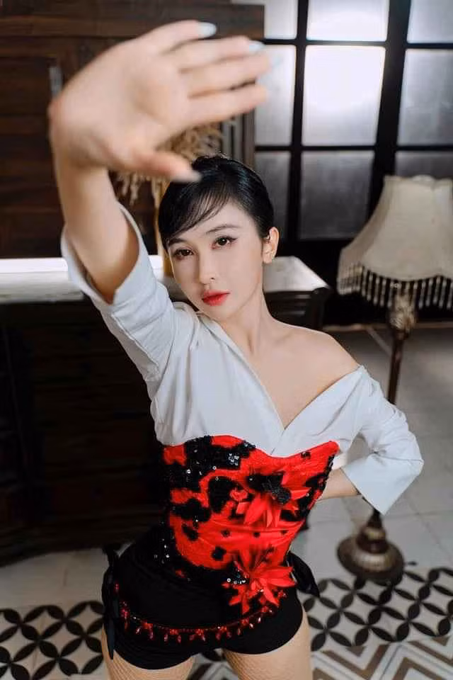 Bà xã đại gia ngành nhựa mạnh tay chi tiền quay MV cover các bài hit của thành viên trong nhóm BLACKPINK.