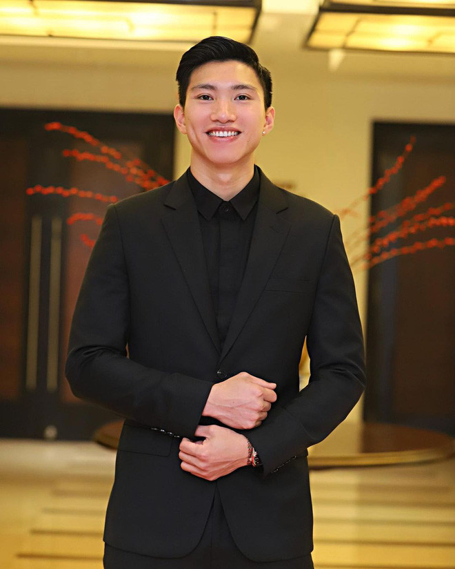 Mới đây, cầu thủ Đoàn Văn Hậu vừa có động thái thu hút sự chú ý của đông đảo hội chị em trên mạng xã hội. Cụ thể anh đăng một bức hình ăn bận lịch lãm, chỉn chu lên Instagram cá nhân.