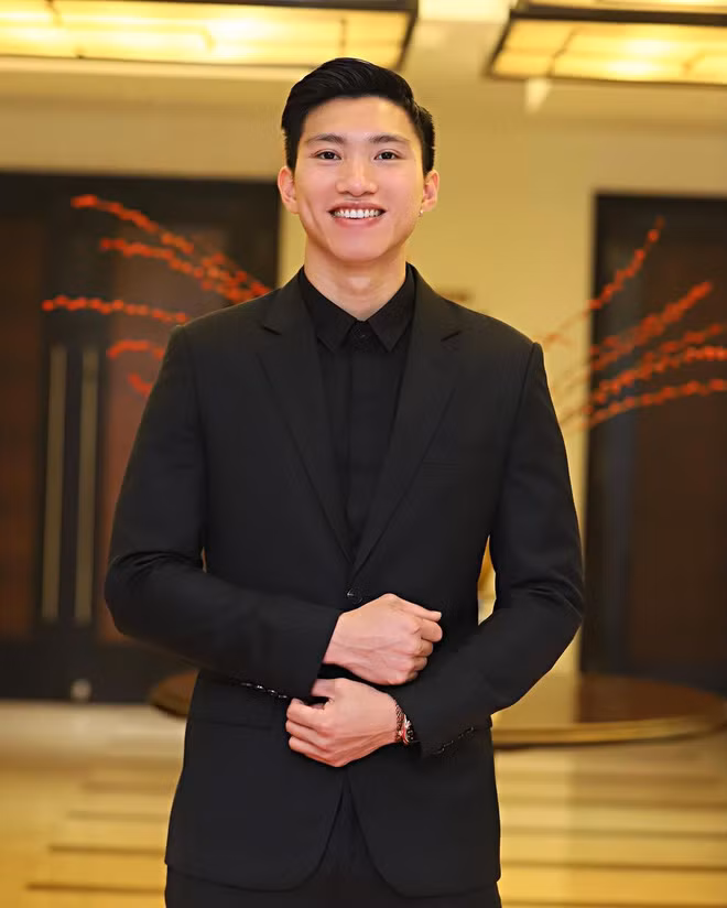 Mới đây, cầu thủ Đoàn Văn Hậu vừa có động thái thu hút sự chú ý của đông đảo hội chị em trên mạng xã hội. Cụ thể anh đăng một bức hình ăn bận lịch lãm, chỉn chu lên Instagram cá nhân.