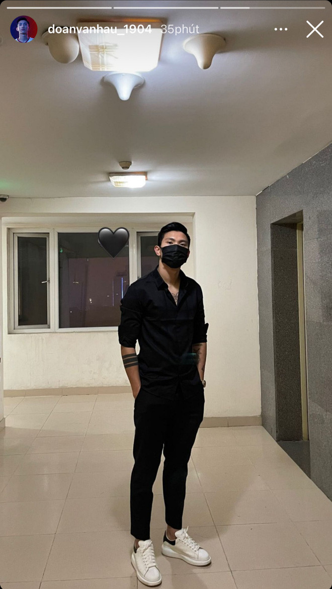 Ngay sau khi được đăng tải, bức ảnh đã liên tục nhận về hàng ngàn lượt like, bình luận. Vì quá lâu rồi mới lại được thấy Văn Hậu “lên đồ” nên dân tình đã không ngừng thi nhau cảm thán và khen ngợi hết lời