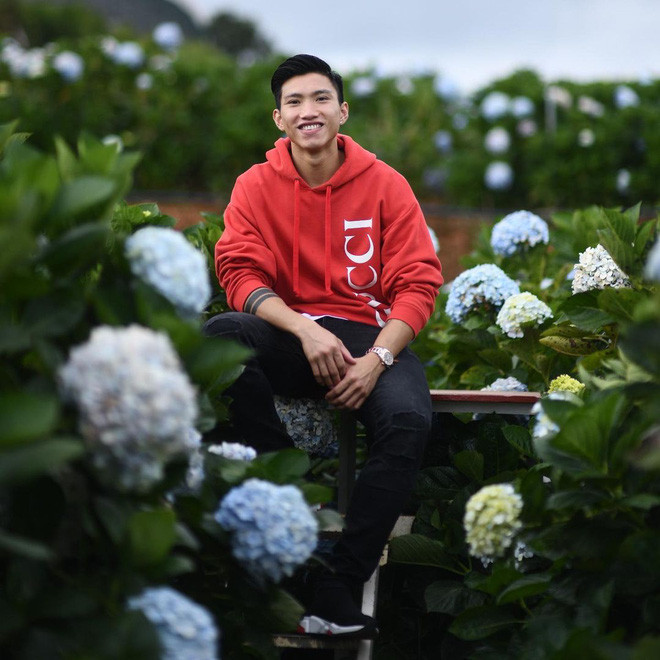 Là em út trong dàn cầu thủ cực phẩm của đội tuyển Việt Nam nhưng Đoàn Văn Hậu lại sở hữu chiều cao “khủng” nhất trong đội (1m85). Sở hữu vóc dáng thu hút cùng gương mặt điển trai, cầu thủ gốc Thái Bình có một lượng fan girl "hùng hậu" trong cả đời thường lẫn trên mạng xã hội.