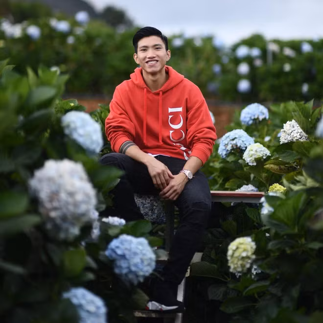 Là em út trong dàn cầu thủ cực phẩm của đội tuyển Việt Nam nhưng Đoàn Văn Hậu lại sở hữu chiều cao “khủng” nhất trong đội (1m85). Sở hữu vóc dáng thu hút cùng gương mặt điển trai, cầu thủ gốc Thái Bình có một lượng fan girl "hùng hậu" trong cả đời thường lẫn trên mạng xã hội.