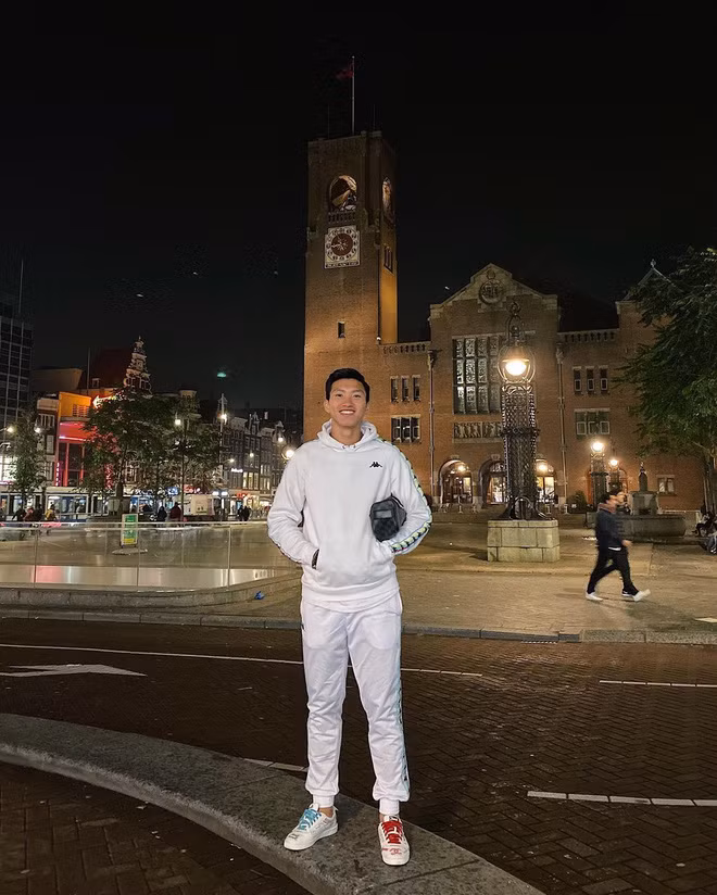 Văn Hậu cực điển trai, cool ngầu trong loạt ảnh đời thường