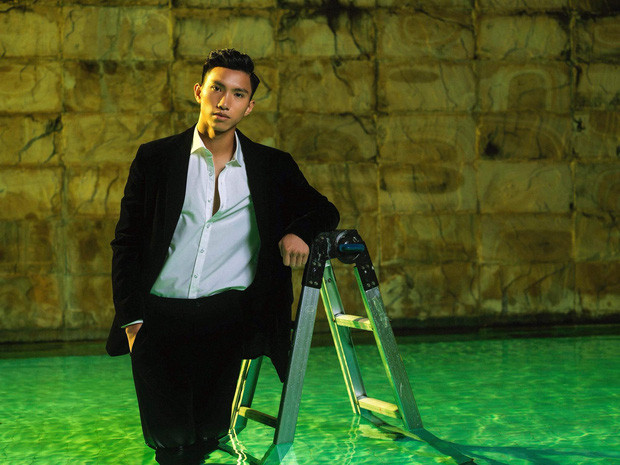 Văn Hậu khi diện vest thì bảnh bao và lịch lãm, còn khi diện những trang phục đời thường thì cũng cool ngầu không kém.