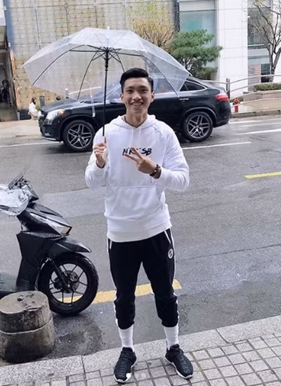 Dù vậy, ngoài thời gian tập phục hồi, Văn Hậu cũng thường xuyên cập nhật những hình ảnh cuộc sống cá nhân lên trang Instagram của mình.