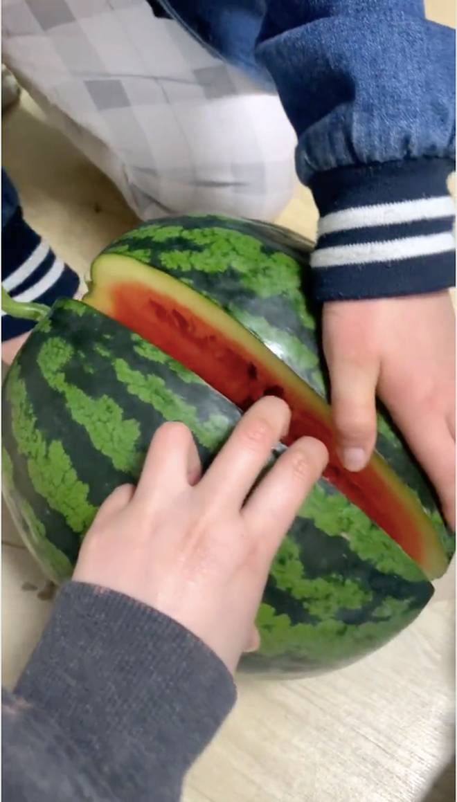 Với màn bổ dưa hấu "siêu to khủng lồ" này một lần nữa minh chứng cho việc "thùng rỗng thì kêu to", dưa hấu to chắc gì đã ngon.