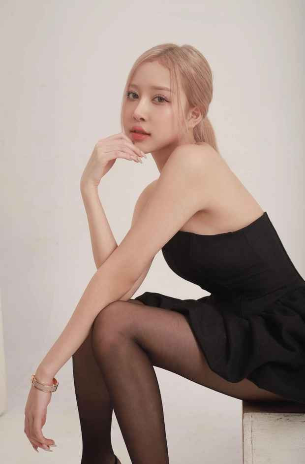 Huyền Diệu sở hữu một gương mặt xinh đẹp với sống mũi cao, đôi mắt to tròn và nụ cười tỏa nắng.