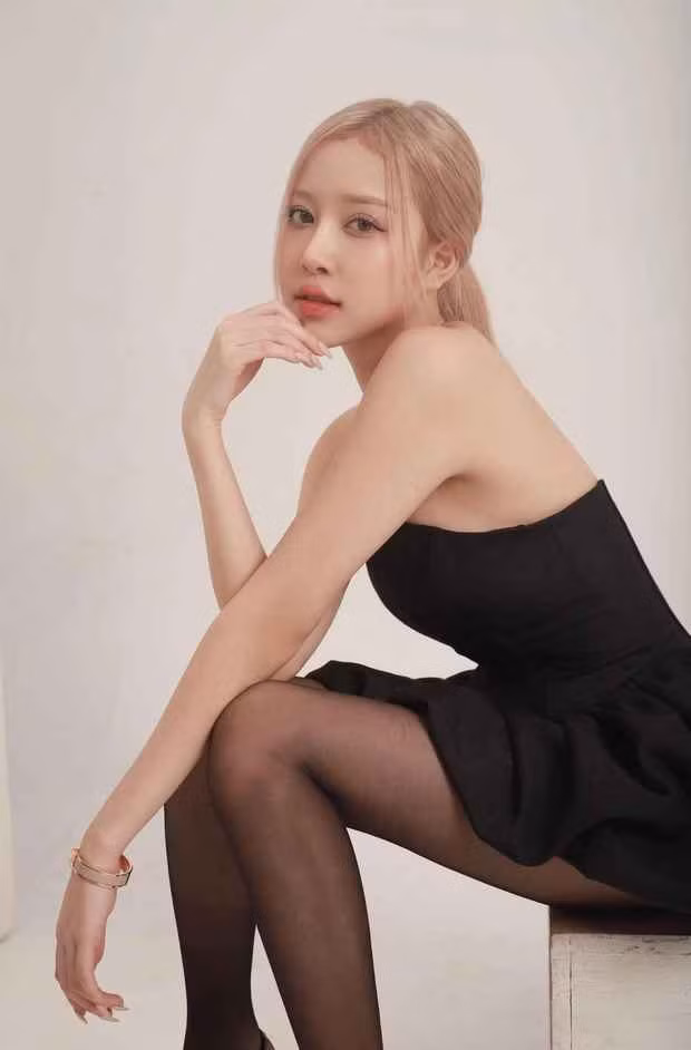 Huyền Diệu sở hữu một gương mặt xinh đẹp với sống mũi cao, đôi mắt to tròn và nụ cười tỏa nắng.