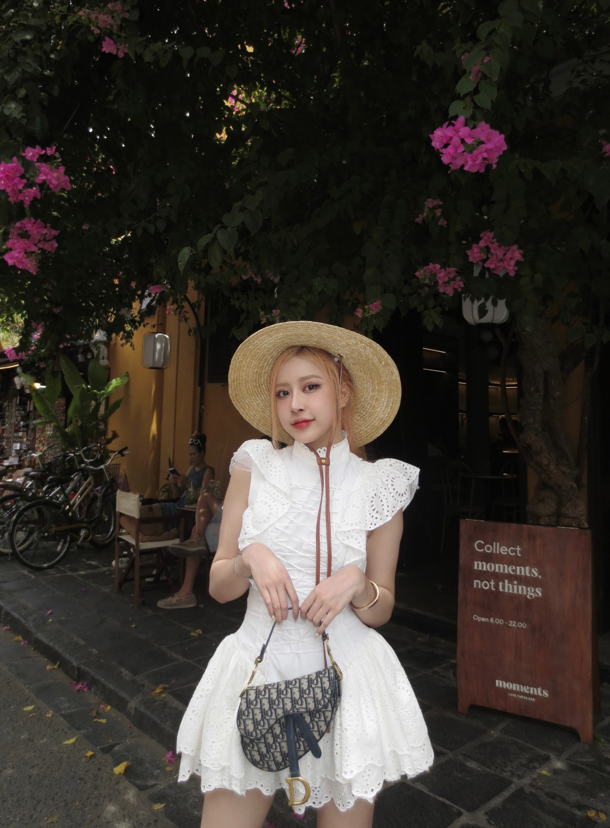 Lý giải về điều này, Huyền Diệu cho biết, do bản thân có thể tự kiếm được tiền nên không quan trọng thu nhập, đơn giản là "chỉ cần yêu em thôi".