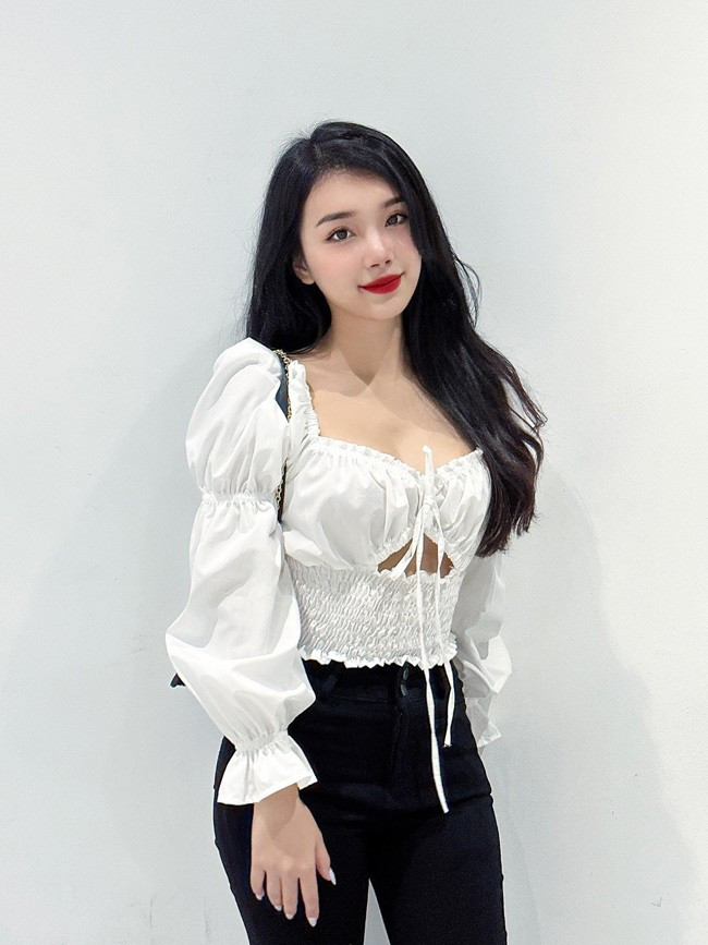 Minh Anh có sở thích nấu ăn, đọc sách, nghiên cứu về luật - lĩnh vực cô đang theo học. Cô nàng có dự định học lên thạc sĩ sau khi tốt nghiệp đại học.