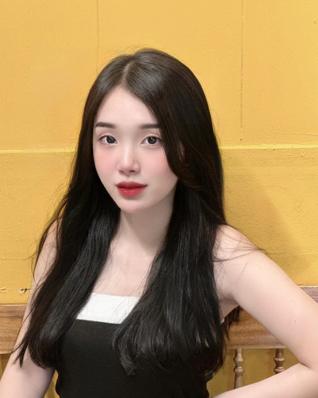 Tuy nhiên, thời gian gần đây Minh Anh tập trung cho kỳ thi tốt nghiệp nên tạm dừng công việc người mẫu ảnh.