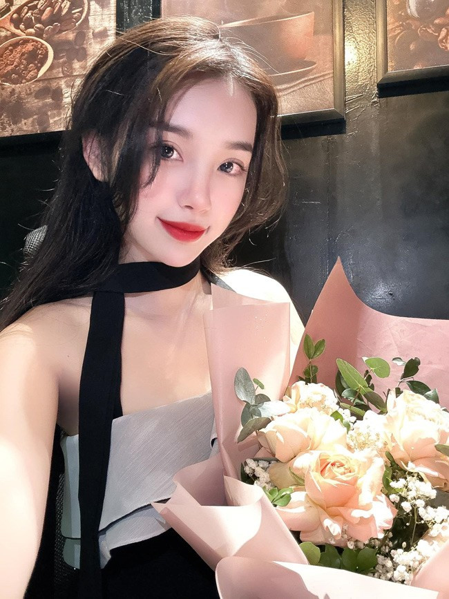 Minh Anh và Tuấn Dương từng học chung trường cấp ba. Cặp đôi quý mến nhau từ khi còn là học sinh nhưng bước vào năm nhất đại học, họ mới chính thức thành đôi.