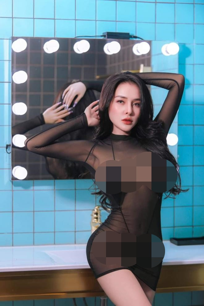 đã tung ra bộ ảnh phản cảm tột độ khiến cộng đồng mạng không khỏi bức xúc. Theo đó, cô nàng đã diện một bộ bikini táo bạo chưa từng có để khoe trọn body nhức mắt cùng vòng một "ngồn ngộn".