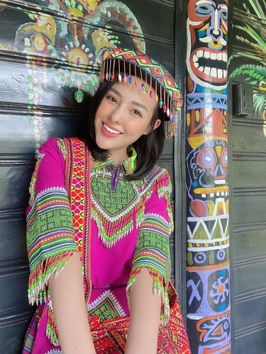 Ngoài caption sặc mùi cà khịa, phong cách ăn mặc gợi cảm của hot girl gốc Bình Định trở thành đề tài bàn tán của dân mạng. Đa phần lên án với cách phối đồ.