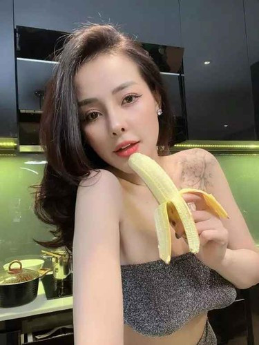 Kể từ sau khi yêu Lương Bằng Quang, cứ tưởng nam nhạc sĩ sẽ là người giúp hot girl Ngân 98 "hoàn lương", thế nhưng đến hiện tại, nhiều người vẫn phải lắc đầu chán ngán khi nhắc về cặp đôi này.