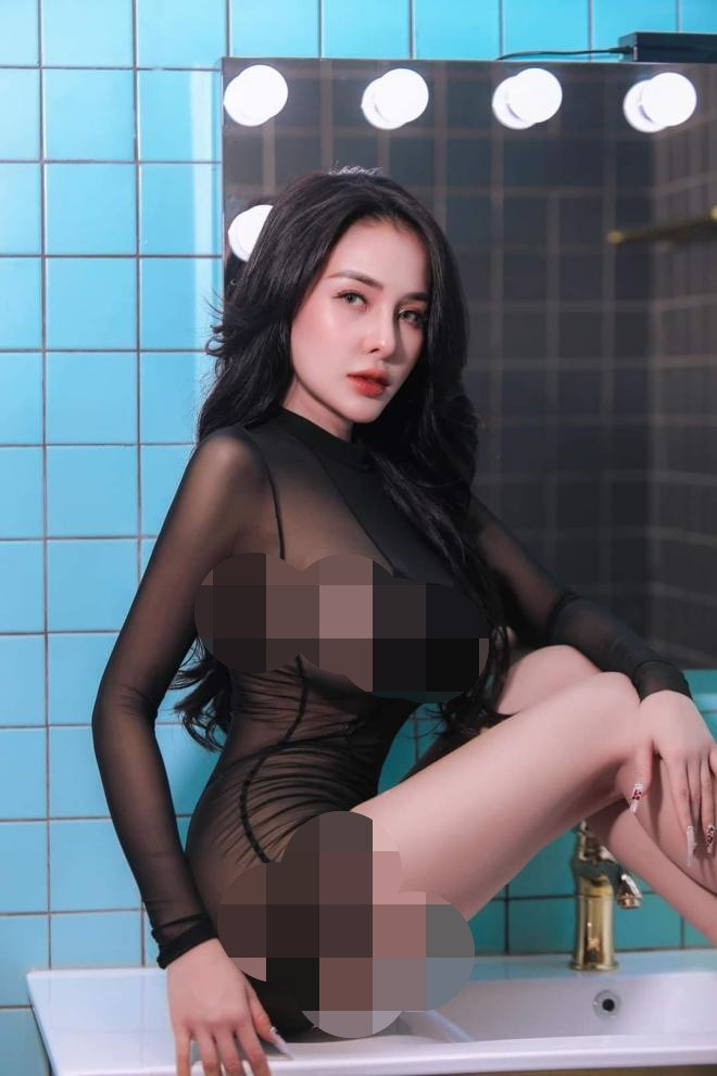 Dưới phần bình luận của bài viết, nhiều người đã liên tục chỉ trích Ngân 98 và mong cô hãy biết cách tiết chế hơn khi đăng tải những tấm ảnh phản cảm đến mức không thể chấp nhận nổi lên mạng xã hội.